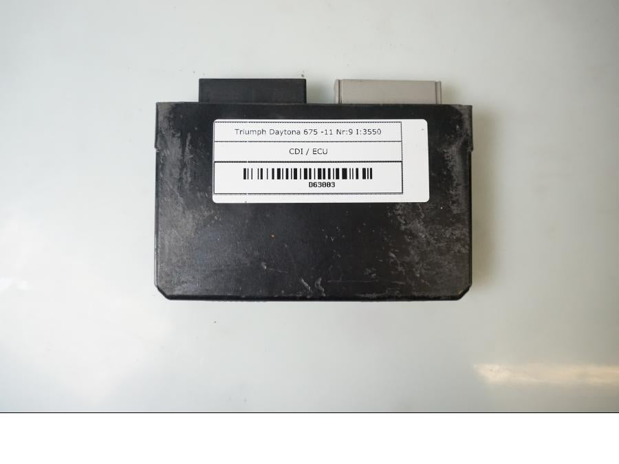 Baksidan på CDI / ECU från en Triumph Daytona 675 -2011 motorcykel.