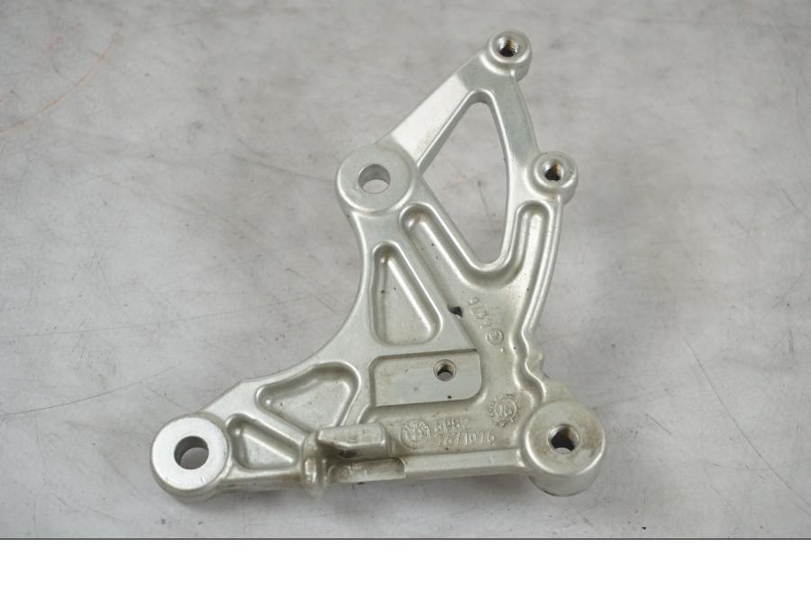 Snett nerifrån på Fotpinnefäste från en BMW R 1200 R -2007 motorcykel.