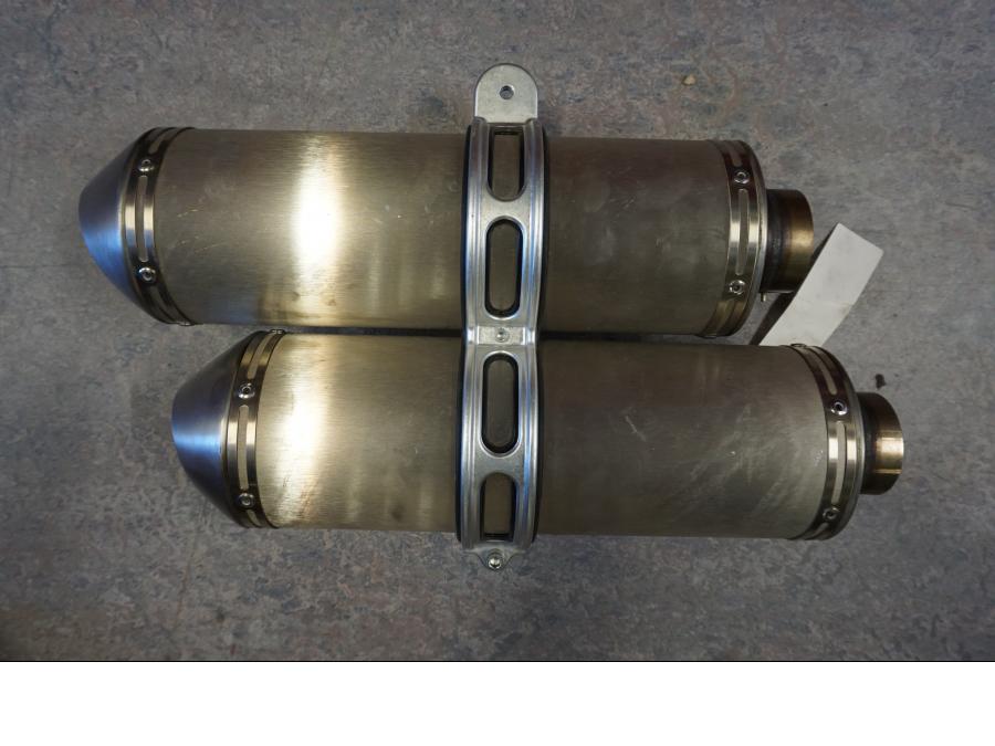 Framsidan på Ljuddämpare från en Ducati Streetfighter 1098 -2010 motorcykel.