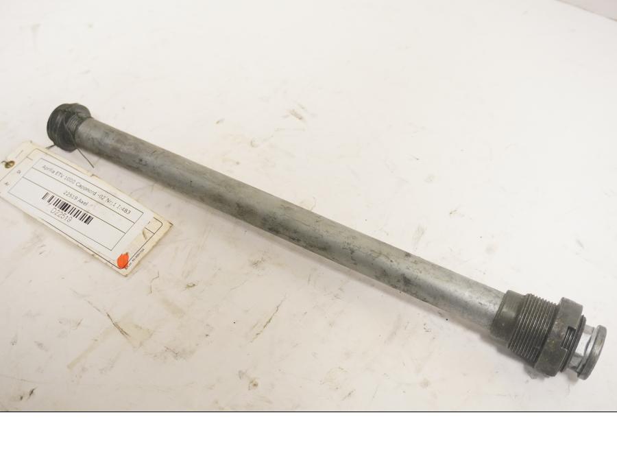 Framsidan på Axel från en Aprilia ETV 1000 -2002 motorcykel.