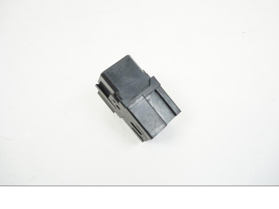 Höger sida på Relä från en Yamaha XJR 1300 -2007 motorcykel.