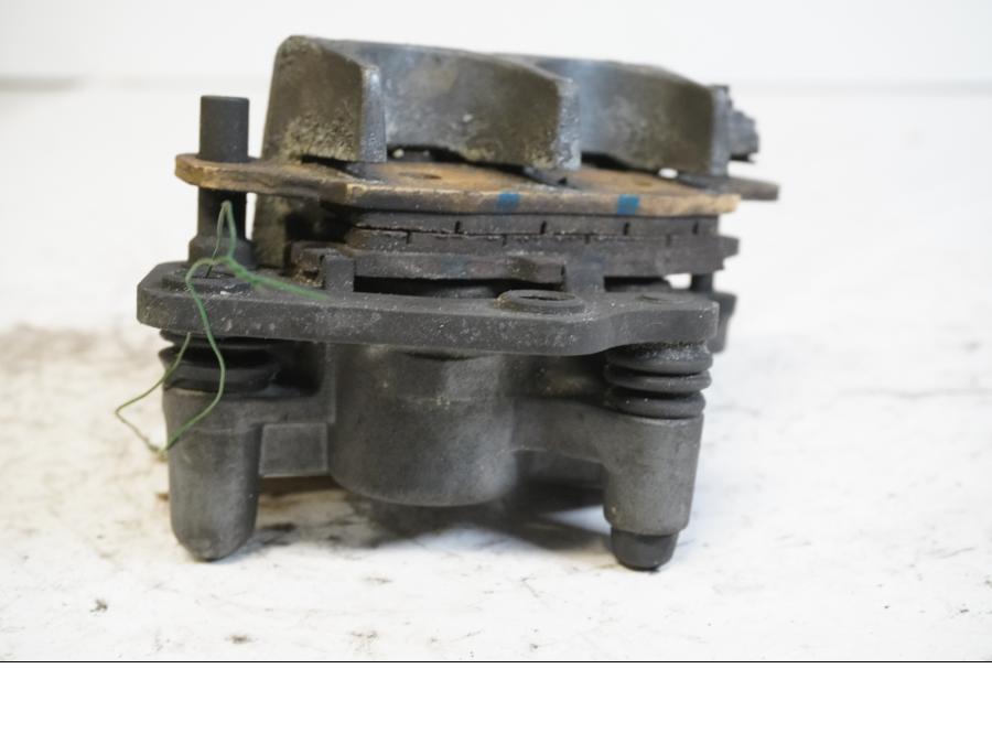 Höger sida på Bromsok från en Kawasaki ZR-7 -2002 motorcykel.