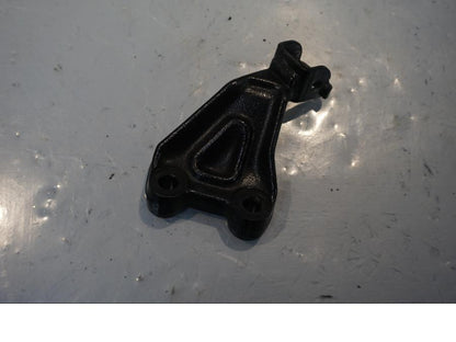 Framsidan på Fotpinnefäste från en Yamaha V-MAX 1200 -2001 motorcykel.