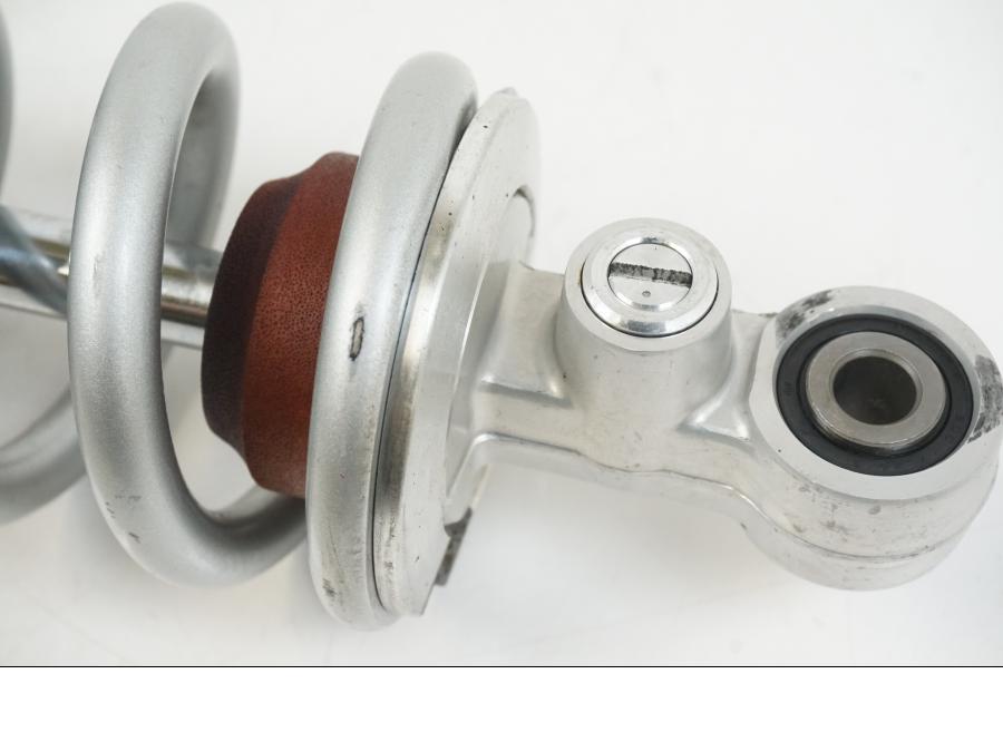 Snett nerifrån på Stötdämpare från en Yamaha YZF 1000 R1 -2007 motorcykel.