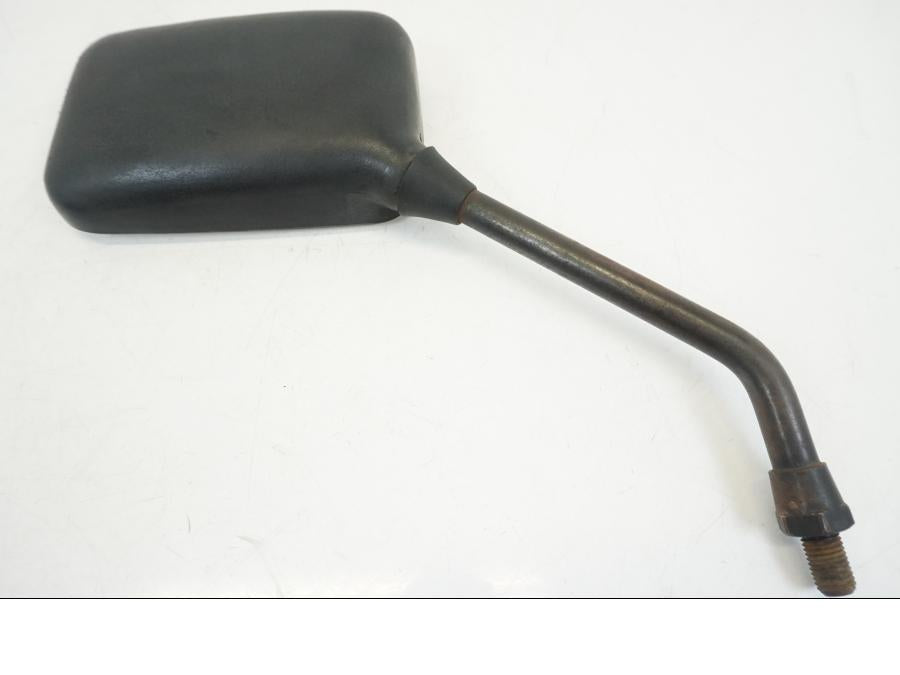 Snett nerifrån på Backspegel från en Honda CB 750 -2002 motorcykel.