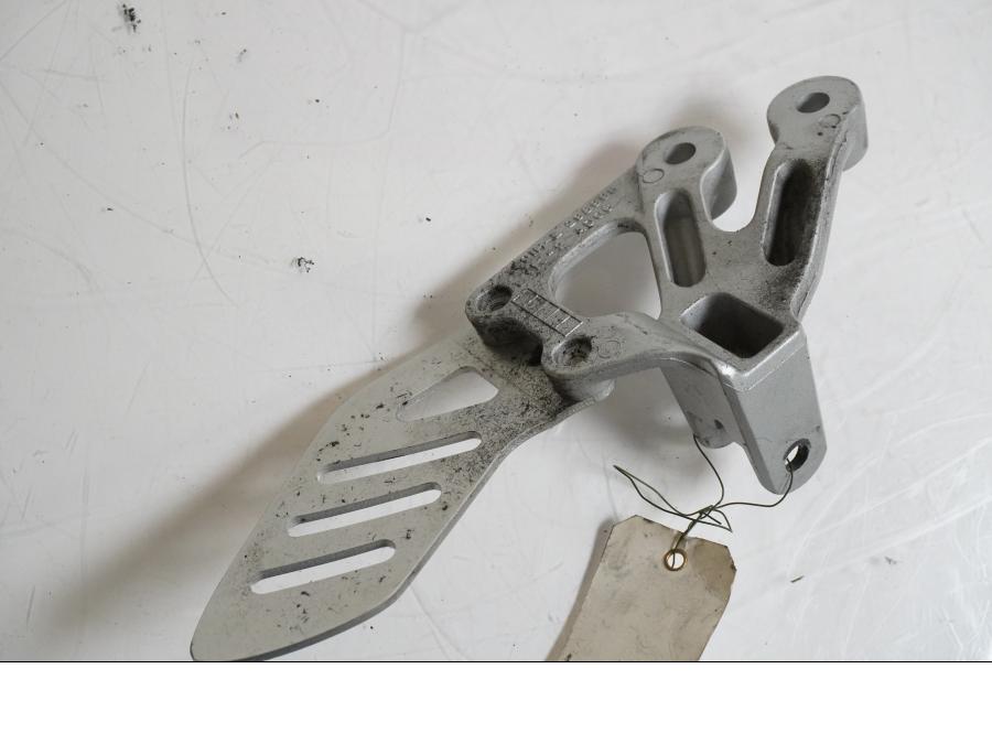 Baksidan på Fotpinnefäste från en Suzuki GSX-R 750 -2009 motorcykel.