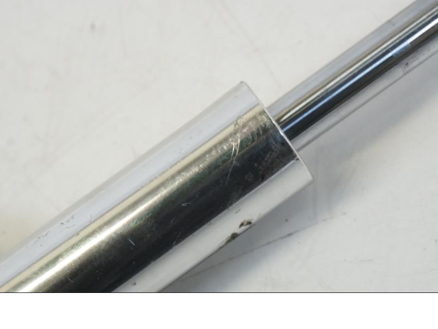 Snett uppifrån på Styrdämpare från en Aprilia Tuono V4R -2011 motorcykel.