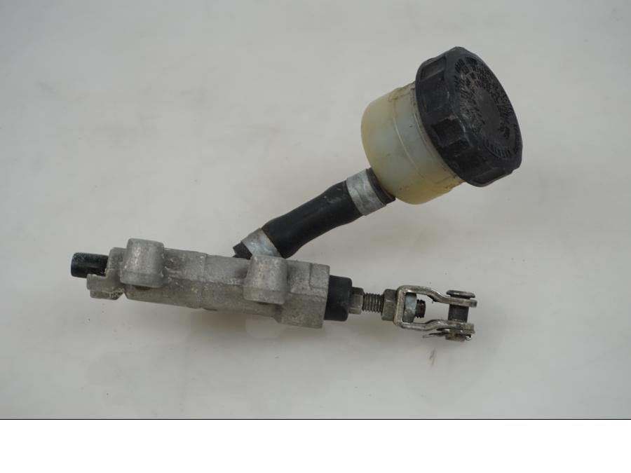 Framsidan på Bromshuvudcylinder från en Kawasaki VN 1600 Mean Streak -2007 motorcykel.