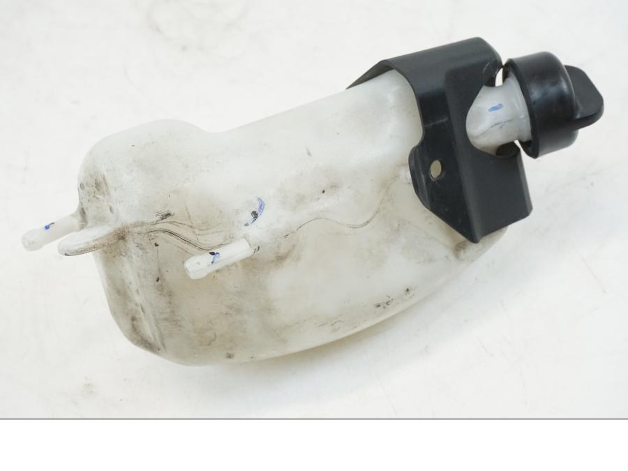 Höger sida på Vattenexpansionskärl från en Honda CB 650 F Hornet -2017 motorcykel.