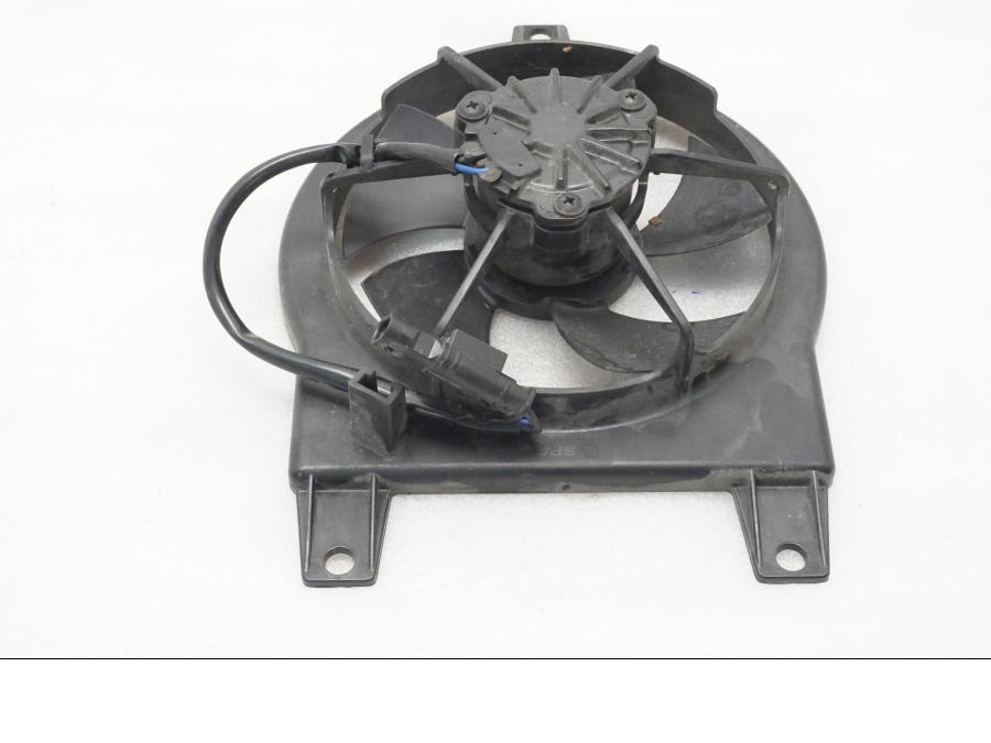 Framsidan på Vattenkylfläkt från en BMW F 800 R -2011 motorcykel.