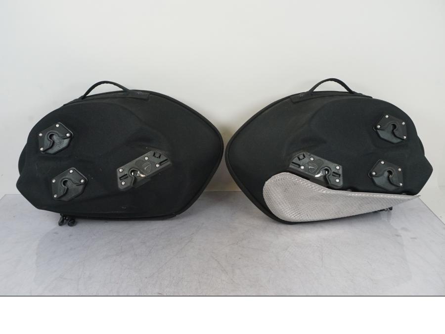 Vänster sida på Sidoväska från en Ducati Diavel -2015 motorcykel.