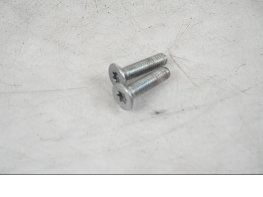 Baksidan på Sadellåsmekanism från en Triumph Bonneville T120 -2021 motorcykel.