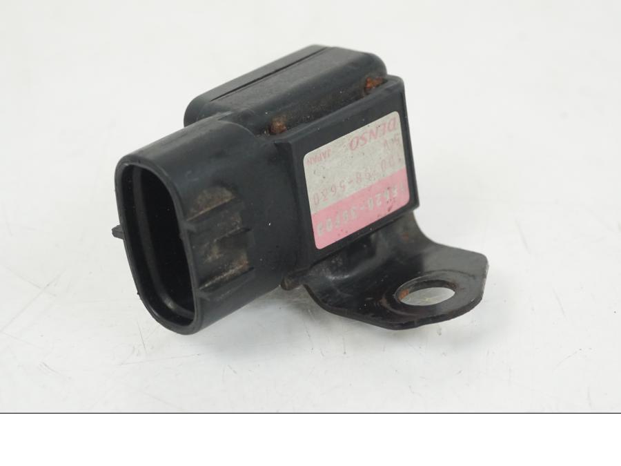 Baksidan på Mapsensor från en Suzuki GSX-R 750 -2001 motorcykel.