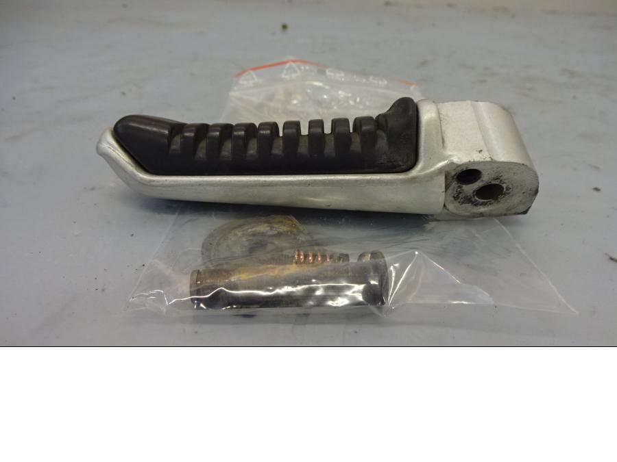 Framsidan på Fotpinne från en Ducati ST2 -2001 motorcykel.