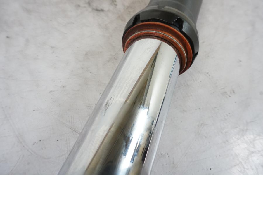 Vänster sida på Gaffelben från en KTM 690 SMCR -2016 motorcykel.