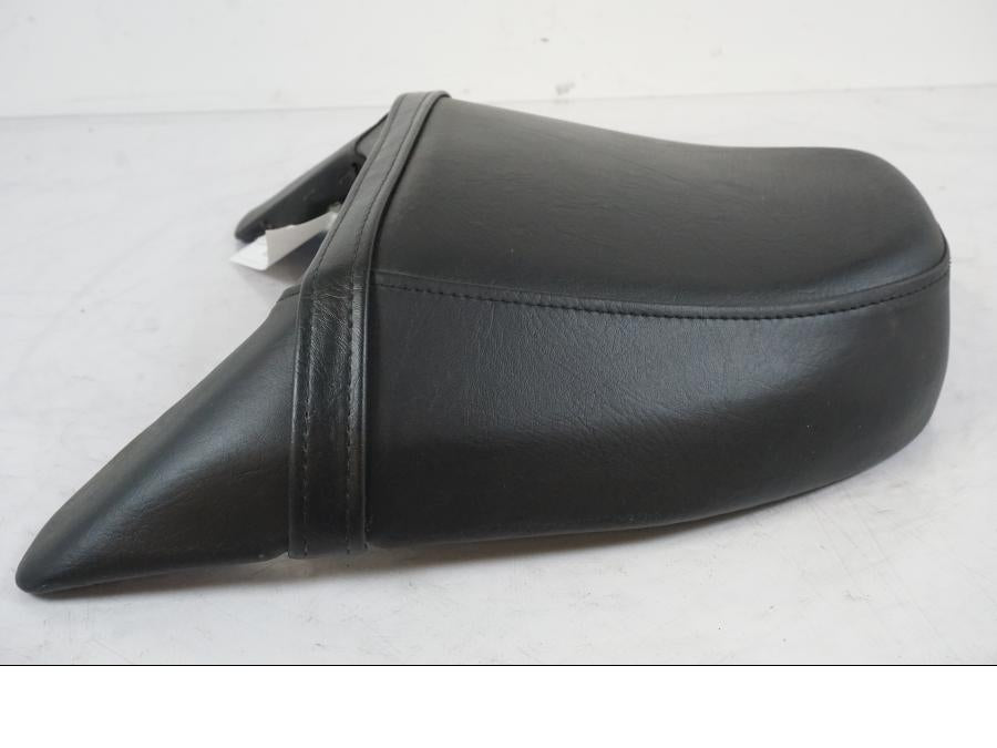 Vänster sida på Sadel från en Suzuki VZR 1800 -2009 motorcykel.