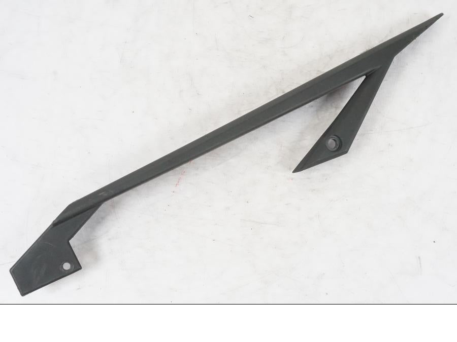 Framsidan på Kedjeskydd från en KTM 690 Duke -2015 motorcykel.