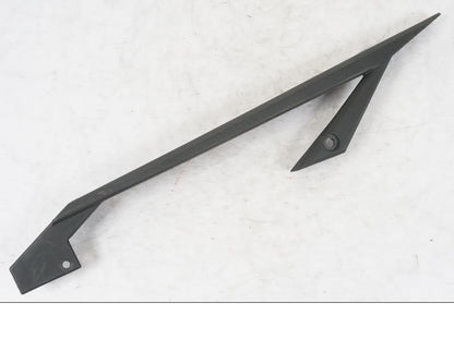 Framsidan på Kedjeskydd från en KTM 690 Duke -2015 motorcykel.