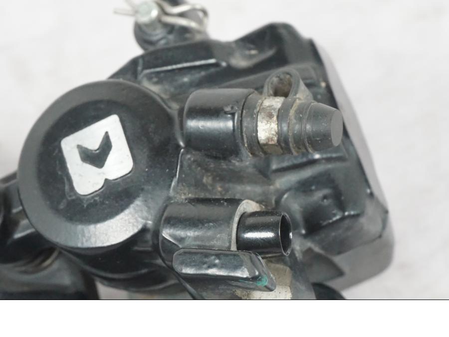 Höger sida på Bromsok från en KTM 390 Duke -2018 motorcykel.