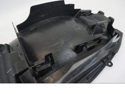 Vänster sida på Undertail från en Suzuki GSX 1300 R -2017 motorcykel.