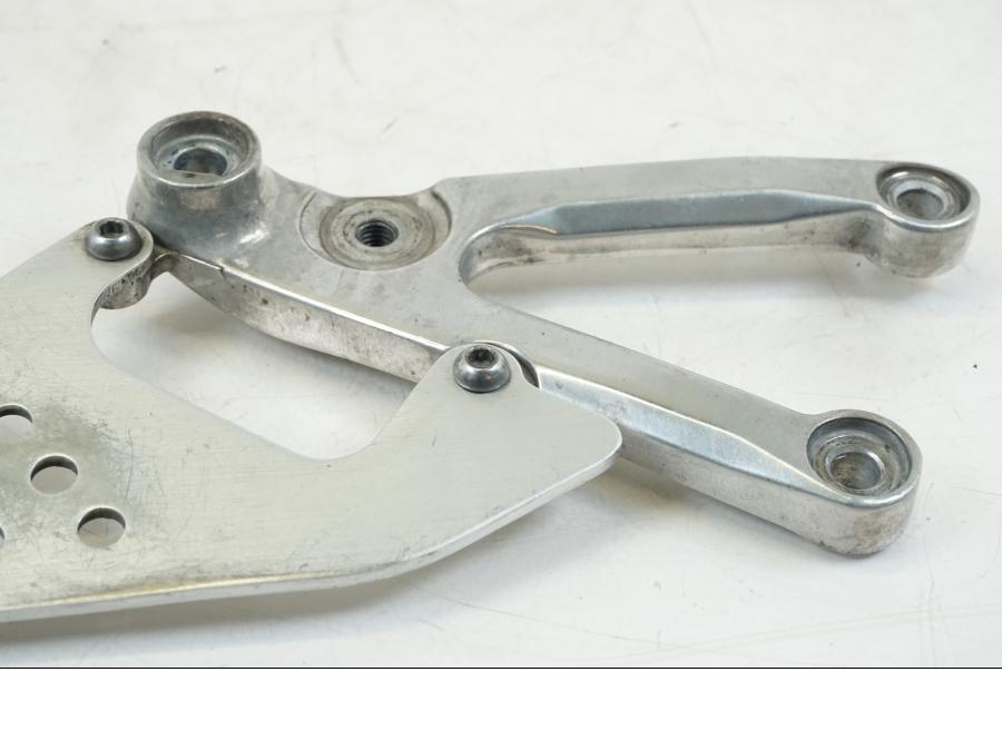 Snett uppifrån på Fotpinnefäste från en Yamaha YZF R6 -1999 motorcykel.