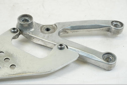 Snett uppifrån på Fotpinnefäste från en Yamaha YZF R6 -1999 motorcykel.