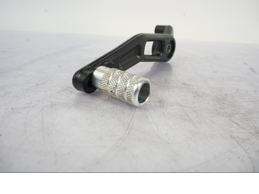 Snett nerifrån på Bromspedal från en KTM 1290 Super Duke -2019 motorcykel.