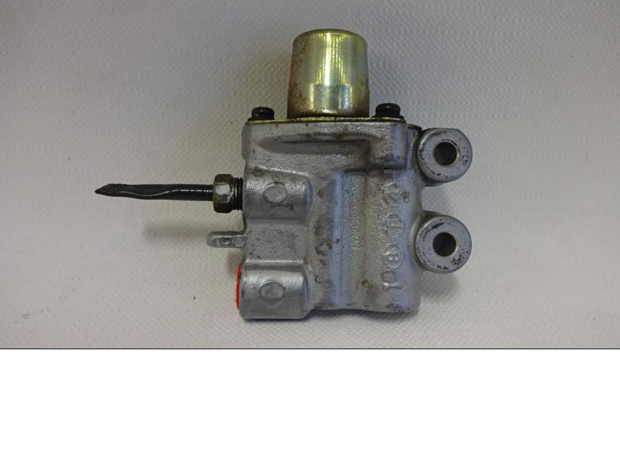 Framsidan på Bromsfördelare från en Honda XL 1000 V -1999 motorcykel.