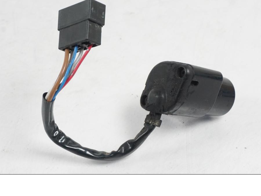 Snett nerifrån på <p>Låssats från Kawasaki VN 900 Classic 2008.</p>

<p>Tändningslås, tanklock, sadellås och 1st nyckel.</p> motorcykel.