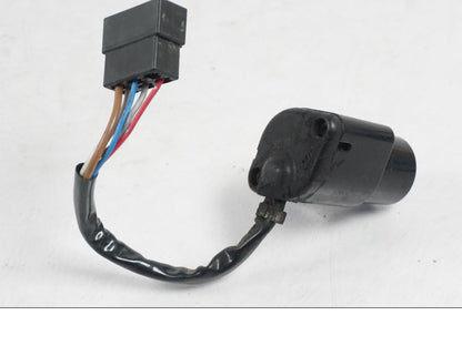 Snett nerifrån på <p>Låssats från Kawasaki VN 900 Classic 2008.</p>

<p>Tändningslås, tanklock, sadellås och 1st nyckel.</p> motorcykel.