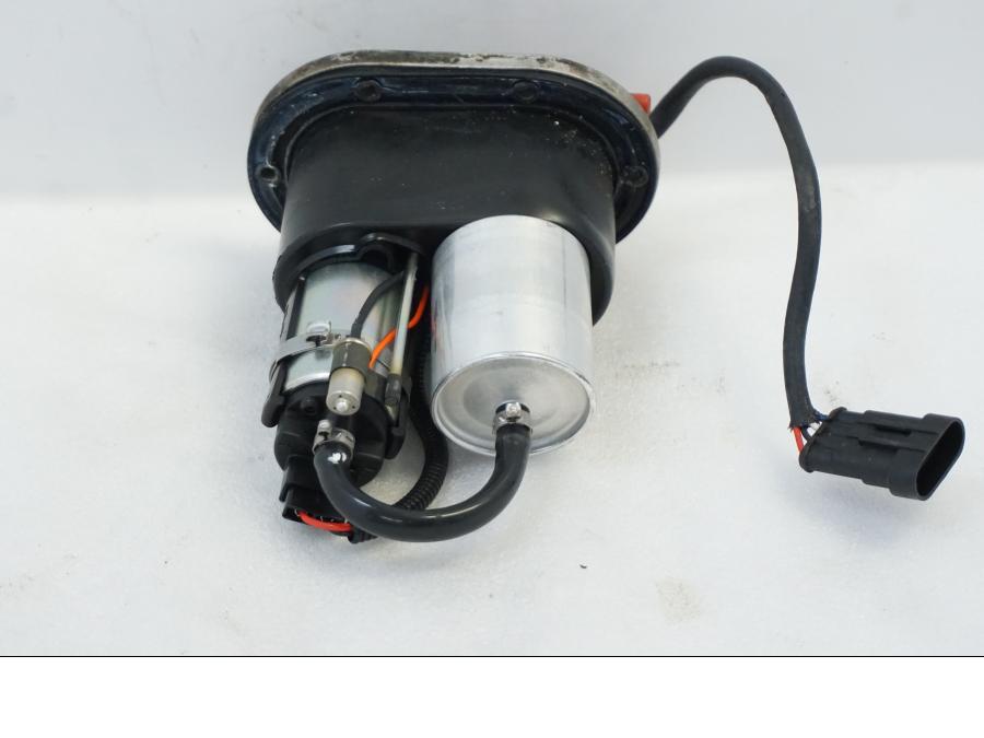 Höger sida på Bensinpump insprut från en Aprilia RSV 1000 -2010 motorcykel.