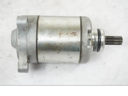 Snett nerifrån på Startmotor från en Kawasaki ZZ-R 1400 -2009 motorcykel.