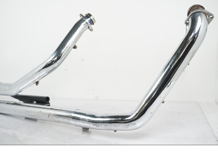 Baksidan på Avgassystem Sport från en H-D Softail Standard FXST -2001 motorcykel.