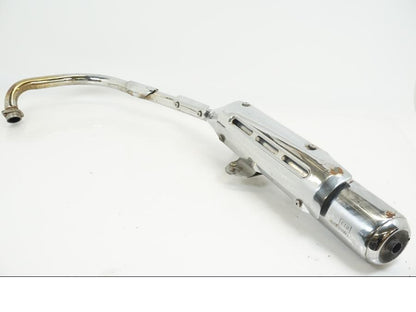 Snett uppifrån på Avgassystem från en Yamaha YBR 125 -2005 motorcykel.