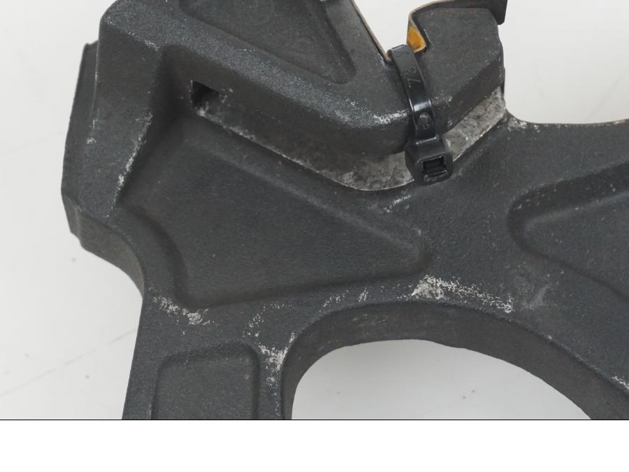 Baksidan på Bromsoksfäste från en Suzuki GSX-R 1000 -2007 motorcykel.