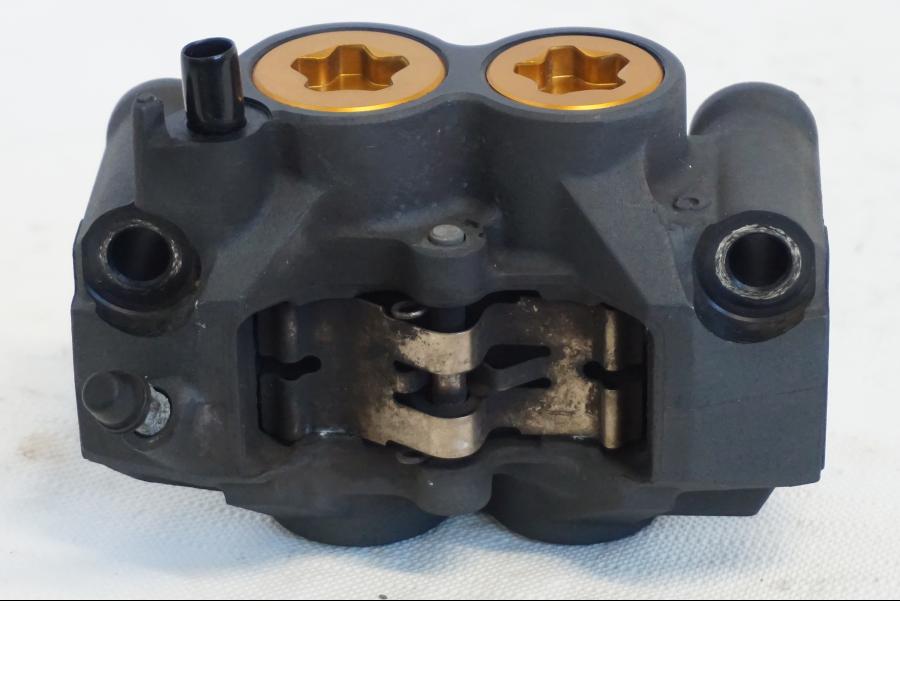 Snett nerifrån på Bromsok från en Yamaha YZF R6 -2006 motorcykel.