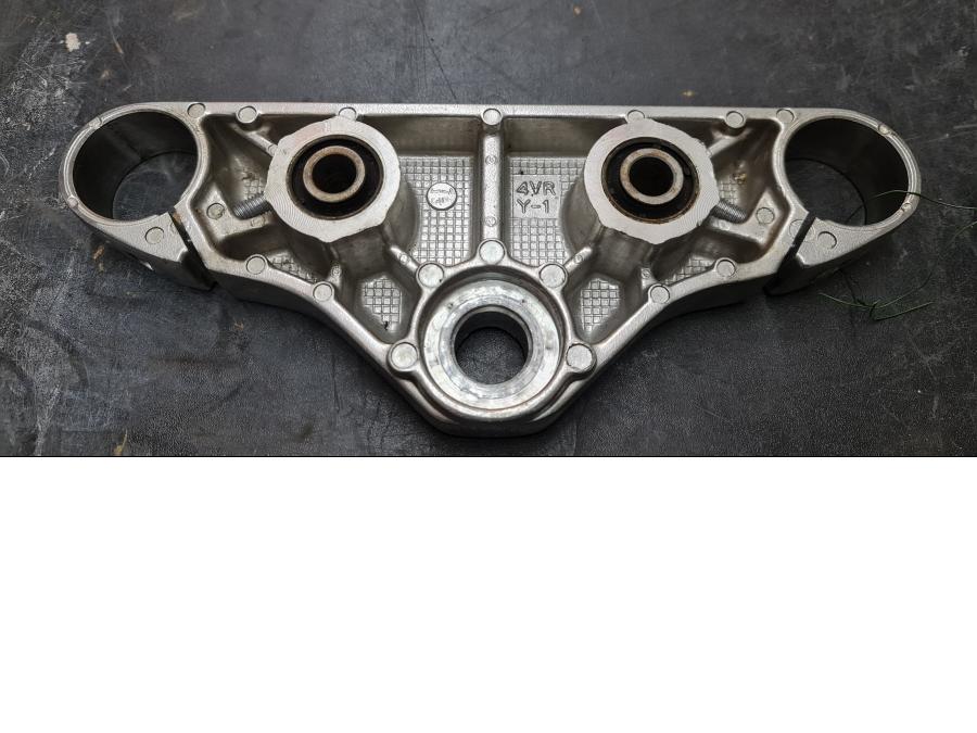 Baksidan på Gaffelkrona från en Yamaha XVS 650 -1997 motorcykel.