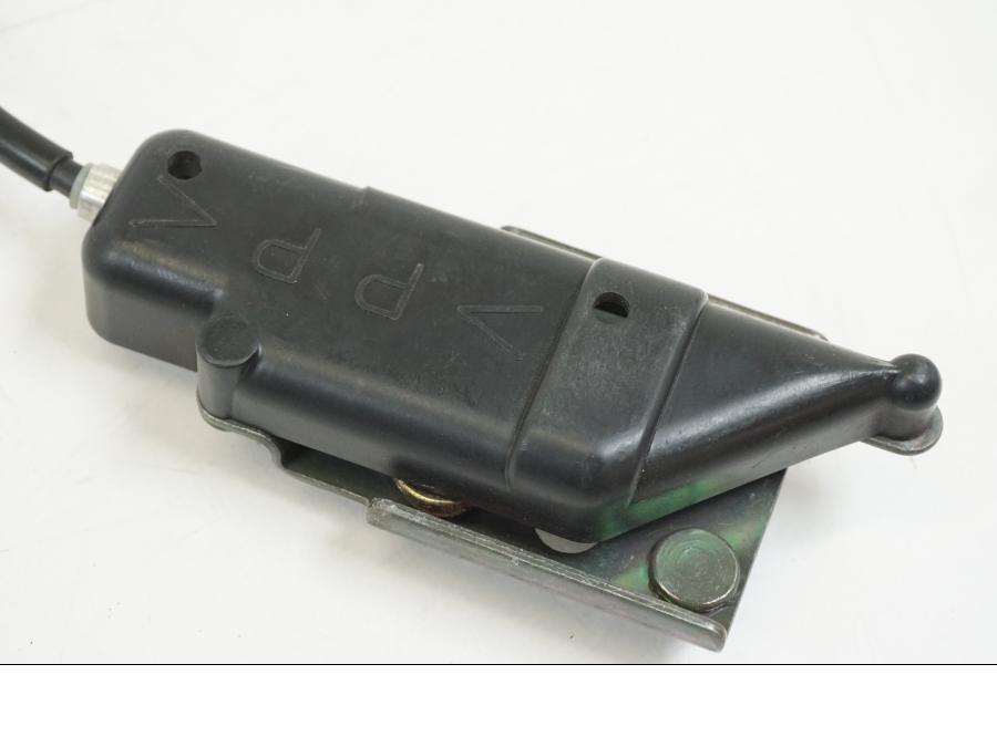 Höger sida på Sadellåsmekanism från en Yamaha YZF 1000 R1 -2001 motorcykel.