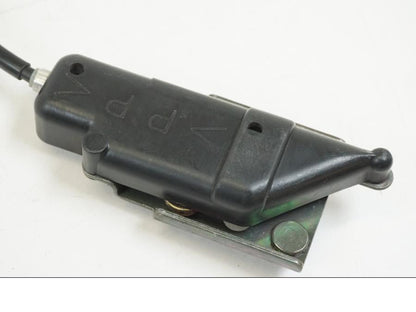 Höger sida på Sadellåsmekanism från en Yamaha YZF 1000 R1 -2001 motorcykel.