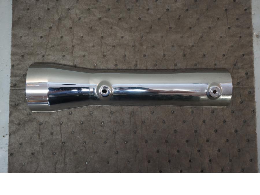 Framsidan på Svingkromskydd från en Kawasaki VN 1500 Mean Streak -2003 motorcykel.