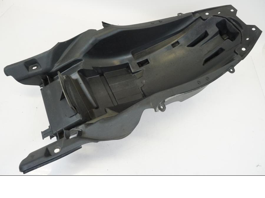 Extrabild5 på Undertail från en Suzuki GSX 1300 R -2017 motorcykel.