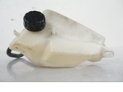 Höger sida på Vattenexpansionskärl från en Kawasaki ER-6F -2010 motorcykel.