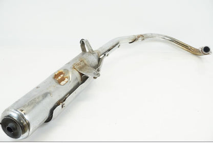 Snett nerifrån på Avgassystem från en Yamaha YBR 125 -2005 motorcykel.