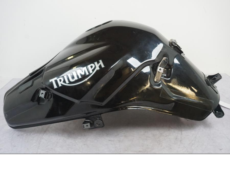 Snett nerifrån på Bensintank från en Triumph Tiger -2009 motorcykel.