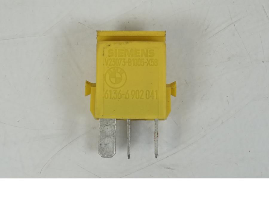 Framsidan på Relä från en BMW F 650 CS -2002 motorcykel.