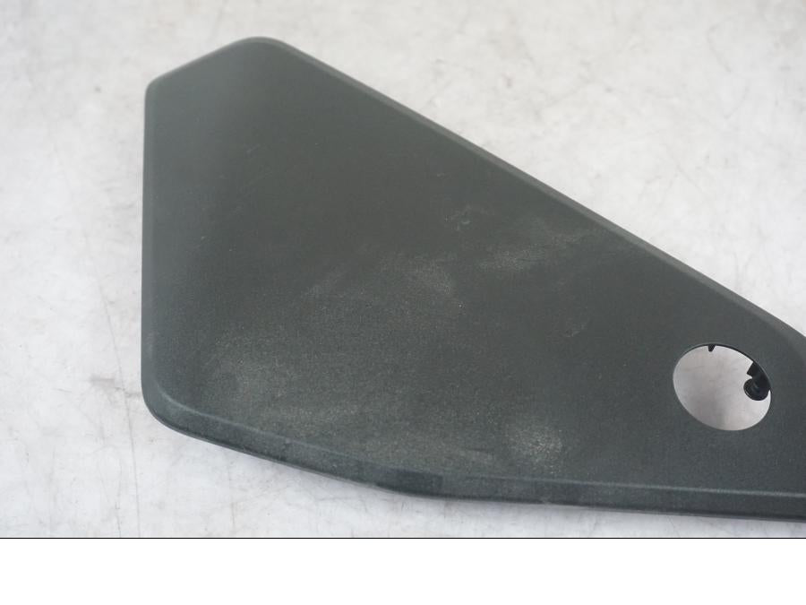 Höger sida på Sidopanel från en KTM 1290 Super Adventure S -2022 motorcykel.