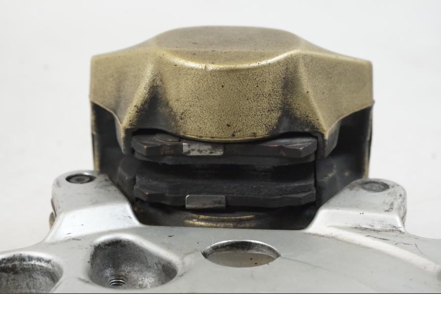 Snett nerifrån på Bromsok från en Aprilia Tuono V4R -2011 motorcykel.