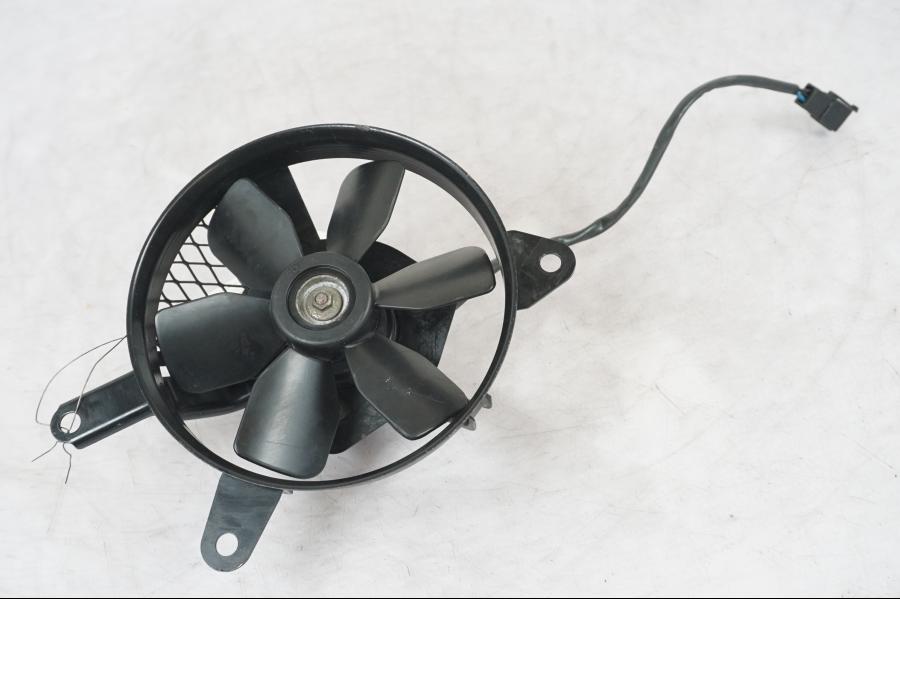 Framsidan på Vattenkylfläkt från en Suzuki SV 650 -1999 motorcykel.