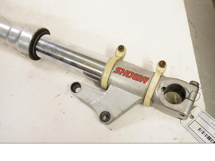 Baksidan på Gaffelben från en Ducati 748 -1999 motorcykel.