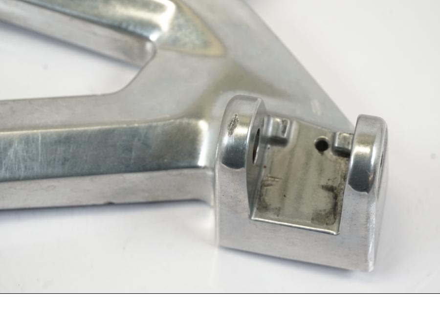 Höger sida på Fotpinnefäste från en Triumph Trident -2021 motorcykel.